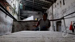 Pengrajin batik tulis sedang melakukan tahap pewarnaan motif batik di Kampung batik, Jetis, Sidoarjo, Senin (31/03/2015). Produksi batik Kota Sidoarjo ini sejak tahun 1960-an hingga saat ini masih tetap bertahan. (Liputan6.com/Andrian M Tunay)