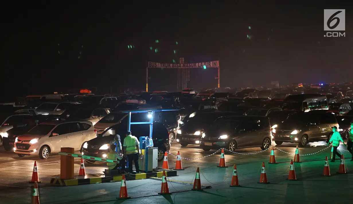 Kendaraan pemudik memadati sekitar Gerbang Tol Cikampek Utama, Jawa Barat, Jumat (7/6/2019). Banyaknya pemudik yang mulai kembali ke Ibu kota menyebabkan peningkatan volume kendaraan sehingga menyebabkan arus lalu lintas kian padat. (Liputan6.com/Immanuel Antonius)