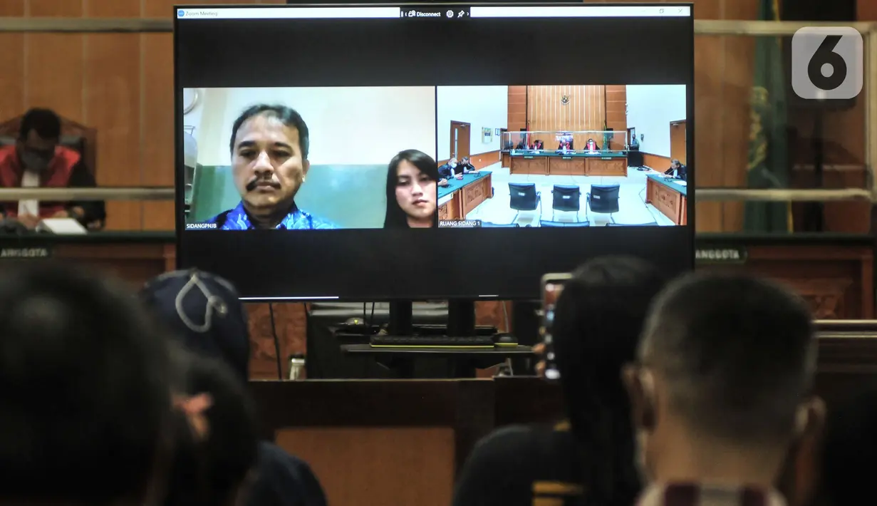 Terdakwa Roy Suryo menghadiri secara virtual saat sidang putusan kasus Meme Stupa Borobudur di Pengadilan Negeri (PN) Jakarta Barat, Rabu (28/12/2022). Roy Suryo didakwa Pasal 28 ayat 2 juncto Pasal 45 A Undang-Undang Nomor 19 Tahun 2016 tentang Perubahan atas Undang-Undang Nomor 11 Tahun 2008 tentang Informasi dan Transaksi Elektronik (UU ITE) dan Pasal 156a Kitab Undang-Undang Hukum Pidana dan/atau ketiga Pasal 15 Undang-Undang Nomor 1 Tahun 1946 tentang Peraturan Hukum Pidana. (merdeka.com/Iqbal S. Nugroho)
