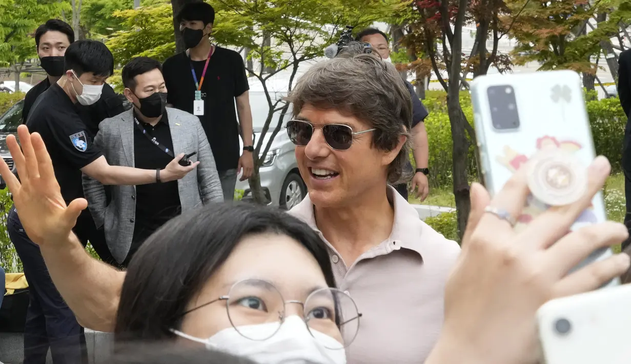 Aktor Tom Cruise tiba untuk mempromosikan film terbarunya 'Top Gun: Maverick' di Bandara Gimpo di Seoul, Korea Selatan, Jumat (17/6/2022). Ini menandai kunjungannya yang ke-10 ke Korea Selatan sejak yang pertama pada tahun 1994 untuk mempromosikan "Interview with the Vampire." (AP Photo/Ahn Young-joon)