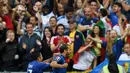 Selebrasi Giorgio Chiellini merayakan gol ke gawang Spanyol bersama Eder dan suporter pada babak 16 besar Piala Eropa 2016 di Stade de France, St. Denis, Prancis, Senin (27/6/2016).  (EPA/Daniel Dal Zennaro)