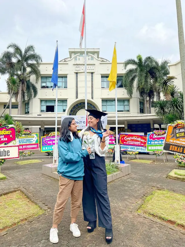 Raih Gelar S2, Ini 7 Potret Kelulusan Nessie Judge yang Penuh Kebahagiaan