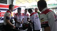 Tiga mekanik federal oil mendapat kesempatan langsung untuk bertemu Tim Federal Oil Gresini Moto2 (FOGM2) di Sepang, Malaysia.