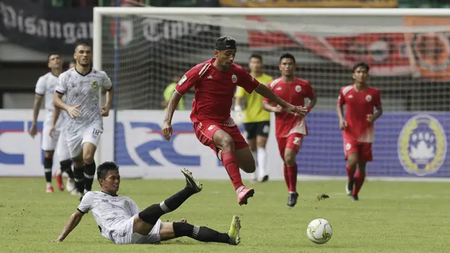 Gelandang Persija Jakarta, Bruno Matos, menghindari tekel saat melawan Bhayangkara FC. (Bola.com/Yoppy Renato)