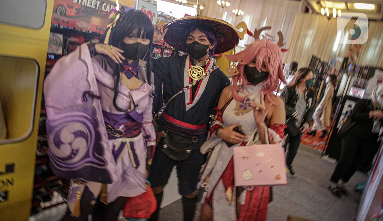 Cosplayer berpose saat gelaran The Jakarta 17th Toys & Comics Fair 2022 di Balai Sudirman, Jakarta, Sabtu (5/3/2022). Event Pop-Culture untuk para pecinta hobi mainan koleksi dan komik berskala internasional ini kembali diselenggarakan di Jakarta. (Liputan6.com/Faizal Fanani)