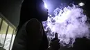 Pecinta Vape atau rokok elektrik sedang mencoba keunggulan alat dan rasa liquid di stand Vape Fair 2016 di Ecovention Hall Ancol, Jakarta, Minggu (27/11). (Liputan6.com/Faizal Fanani)