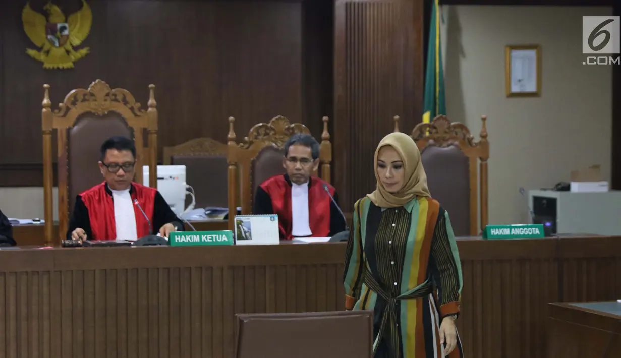 Terdakwa dugaan suap terhadap mantan anggota DPR dari Fraksi Golkar Bowo Sidik Pangarso, Asty Winasti bersiap menjalani sidang lanjutan di Pengadilan Tipikor, Jakarta, Rabu (31/7/2019). Sidang mendengar keterangan saksi ahli dan terdakwa. (Liputan6.com/Helmi Fithriansyah)