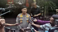 Kabid Humas Polda Metro Jaya, Kombes Pol Endra Zulpan saat memberikan keterangan soal penangkapan aktor Revaldo terkait kasus narkoba. (Dok. Liputan6.com/Ady Anugrahadi)