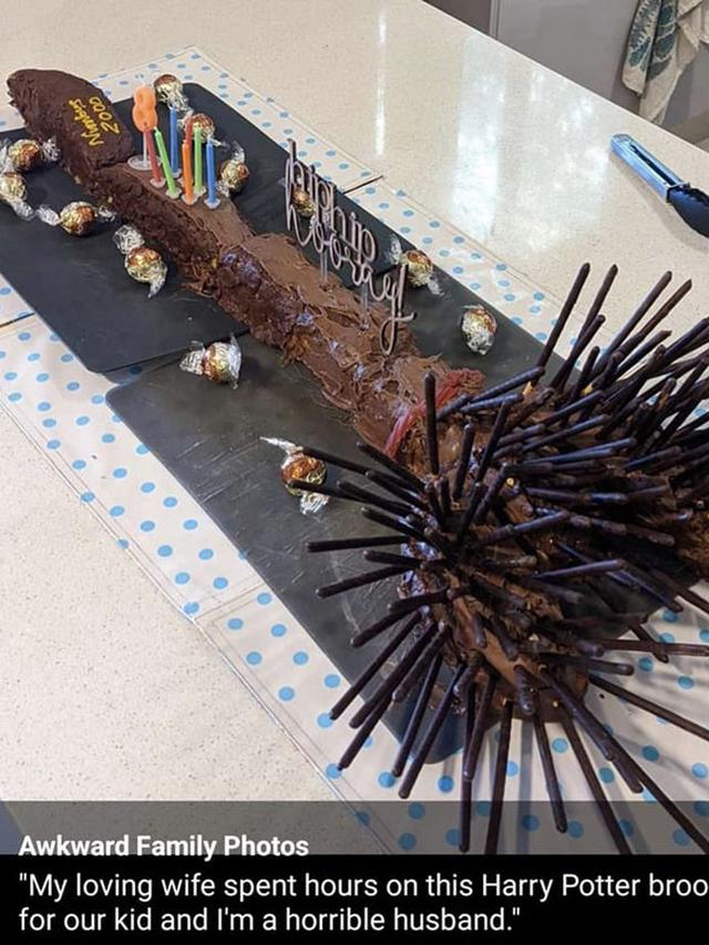 10 Potret Realita saat Pesan Kue Karakter Ini Bikin Gigit Jari