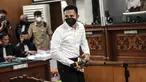 Bharada Richard Eliezer Pudihang Lumiu atau Bharada E sesaat sebelum menjalani sidang pemeriksaan saksi terkait kasus pembunuhan berencana Brigadir Yosua Hutabarat alias Brigadir J di Pengadilan Negeri Jakarta Selatan, Senin (31/10/2022). 11 saksi dihadirkan di sidang hari ini. (Liputan6.com/Johan Tallo)