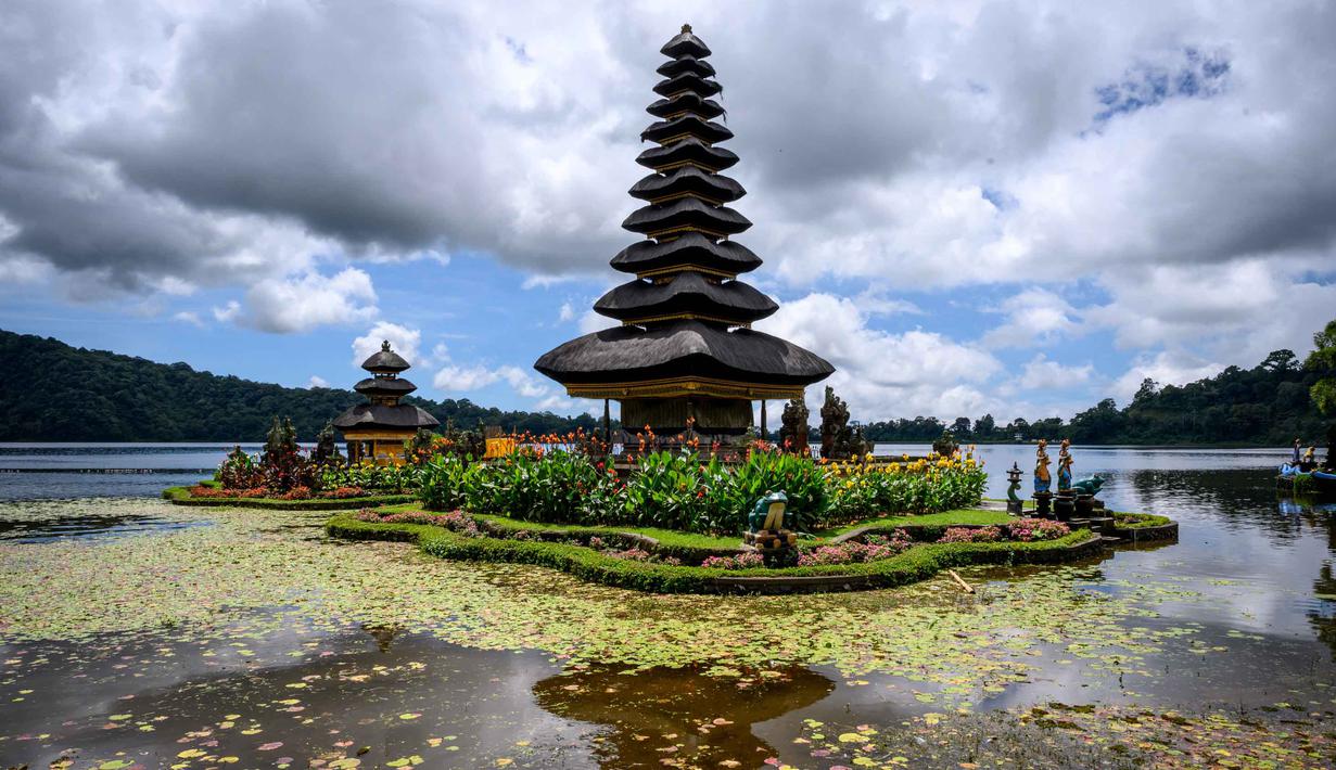 Pemandangan Pura Ulun Danu Beratan, sebuah pura Hindu di Danau Beratan dekat Bedugul, Bali, pada Jumat 7 November 2025. Pura Ulun Danu Beratan menampilkan perpaduan yang menawan antara arsitektur suci dan keindahan alam pegunungan. (Mladen ANTONOV/AFP)