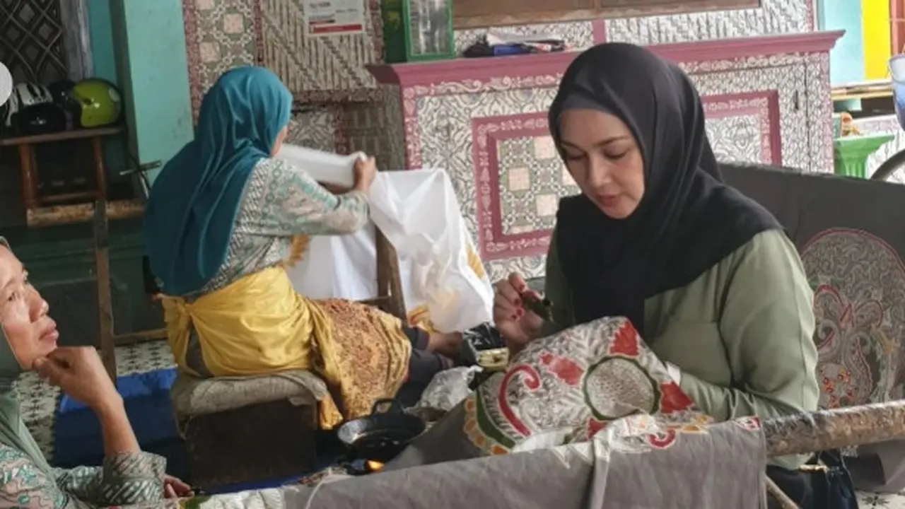Potret Dina Lorenza sedang belajar membatik (Sumber: Instagram/dinalorenza1975)