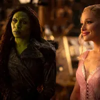 Kisah emosional Elphaba dan Glinda dalam petualangan megah penuh persahabatan, keberanian, dan keajaiban yang memadukan fantasi, musik, serta sentuhan pop culture. (Foto: Universal Pictures.doc)