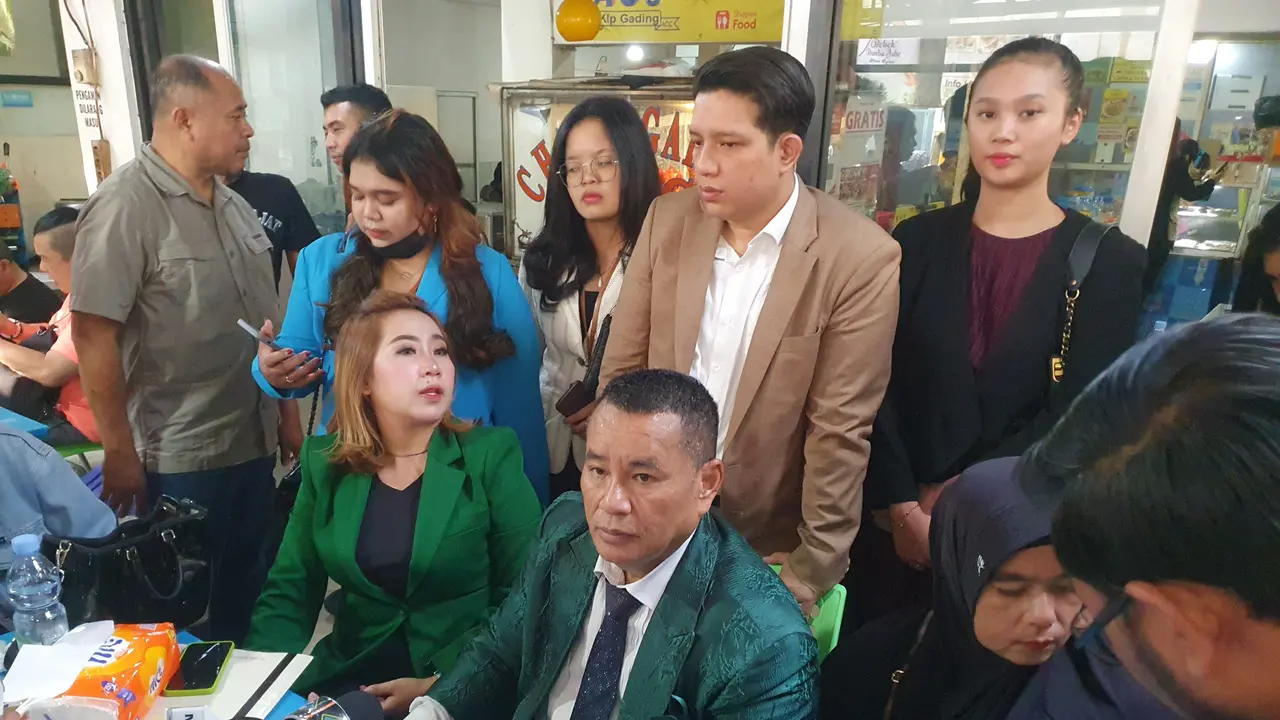 Keluarga Umam Masykur, pemuda Aceh yang diculik dan dibunuh anggota TNI dan Paspampres mengadu ke Hotman Paris.
