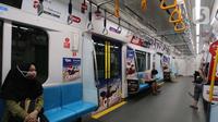 Penumpang menaiki kereta Moda Raya Terpadu (MRT) di Jakarta, Selasa (17/3/2020). Pemerintah Provinsi DKI menormalkan kembali pengoperasian transportasi umum di Ibu Kota dengan membatasi jumlah penumpang dalam tiap armadanya untuk menekan penyebaran virus corona Covid-19. (Liputan6.com/Angga Yuniar)