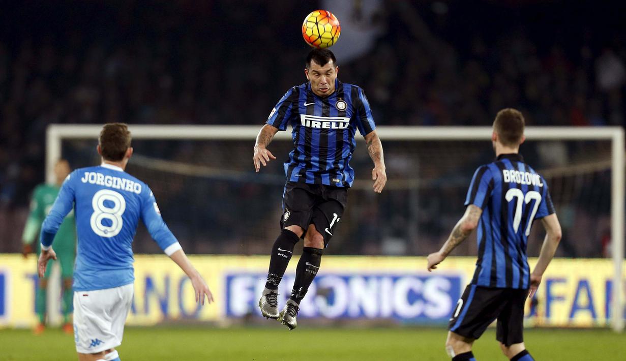 Pemain Inter Milan, Gary Medel menyundul bola dari tendangan Pemain Napoli Jorginho pada lanjutan liga Italia Serie A di Stadion San Paolo, Naples,Selasa(1/12/2015) dini hari WIB. Napoli menang 2-1. (REUTERS/Ciro De Luca) 