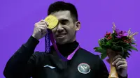 Harris Horatius dari Indonesia merayakan perolehan medali emas di atas podium Wushu Nanquan & Nangun All-Round Putra Asian Games ke-19 di Hangzhou, China, Selasa, 26 September 2023. (AP Photo/Ng Han Guan)