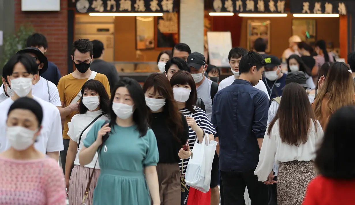 Orang-orang melintasi sebuah jalan di Tokyo, Jepang, pada 14 Juni 2020. Pemerintah kota Tokyo pada Minggu (14/6) mengonfirmasi 47 kasus infeksi baru corona, beberapa hari setelah Gubernur Yuriko Koike mencabut status waspada COVID-19 agar semua bisnis dapat dibuka kembali. (Xinhua/Du Xiaoyi)