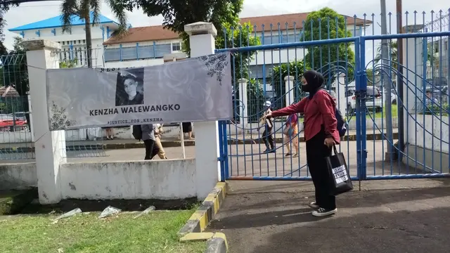 Universitas Kristen Indonesia (UKI) berduka atas meninggalnya mahasiswa bernama Kenzha Ezra Walewangko. Penyebab tewasnya korban masih misterius. (Liputan6.com/Ady Anugrahadi)