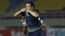 Selebrasi pemain Persib Bandung, Ezra Walian usai mencetak gol penyeimbang 1-1 ke gawang PS Sleman dalam laga leg kedua semifinal Piala Menpora 2021 di Stadion Manahan, Solo, Senin (19/4/2021). Persib bermain imbang 1-1 dengan PS Sleman. (Bola.com/Ikhwan Yanuar)