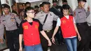 Polisi mengawal terdakwa kasus penyelundupan sabu yang merupakan WNA asal Taiwan saat menuju ruang sidang di PN Jakarta Selatan, Kamis (26/4). (Liputan6.com/Immanuel Antonius)