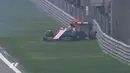 Pebalap Manor Racing, Pascal Wehrlein, melintir dan menabrak dinding pembatas dalam sesi kualifikasi F1 GP China di Sirkuit Internasional Shanghai, China, Sabtu (16/4/2016). (Bola.com/Twitter/F1) 