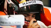 Pebalap Manor Racing, Pascal Wehrlein, harus mengakui keunggulan rekan setimnya, Rio Haryanto, pada sesi kualifikasi F1 GP Inggris di Sirkuit Silverstone, Sabtu (9/7/2016). (Bola.com/Twitter/ManorRacing)
