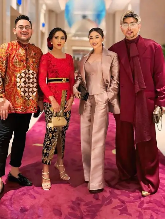 Dewi Perssik tampil dengan setelan kasual warna pink, dari atasan outer blazer dipadukan inner bustier dan celana panjangnya. [@dewiperssik9]