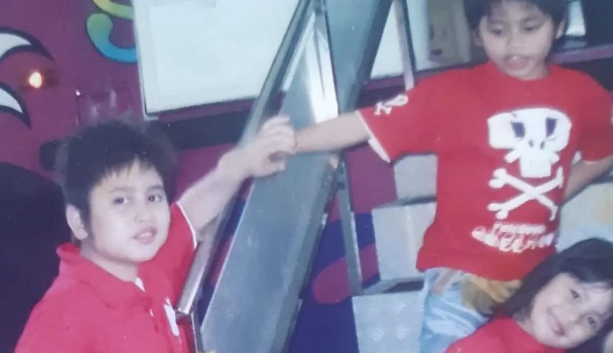 Bedanya Verrell Bramasta dulu memiliki badan yang berisi sementara Athalla kurus. Potongan rambut keduanya saat masih anak-anak terlihat sama dan menggemaskan. (Liputan6.com/IG/@athallanaufal7)