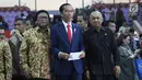 Presiden Joko Widodo (tengah) didampingi oleh Ketua DPD Oesman Sapta Odang (kiri) dan Kepala Staf Presiden Teten Masduki saat menghadiri acara Sarasehan Nasional DPD RI di Senayan, Jakarta, Jumat (17/11). (Liputan6.com/Angga Yuniar)