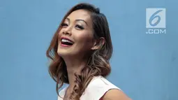 Model dan aktris, Indah Kalalo saat ditemui di kawasan Tandean, Jakarta, Rabu (17/10). Wajah eksotis Indah Kalalo akhir-akhir ini sudah jarang terlihat di layar kaca. Setelah menikah, ia memilih untuk tinggal di Bali. (Liputan6.com/Faizal Fanani)