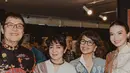 Raline juga memiliki koneksi yang baik dalam dunia seni dan budaya. Hal ini tercermin dari kehadirannya bersama sang ayah, Rahmat Shah, di Perpustakaan Nasional mendukung Pagelaran Seni Rupa berbasis Nusantara.  [Foto: Instagram/ Raline Shah]