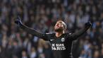 Gelandang PSG, Lucas Moura merayakan gol yang dicetaknya pada laga Liga Champions melawan Malmo FF di Swedia, Rabu (25/11/2015) WIB dini hari. PSG berhasil lolos ke babak 16 besar. (AFP Photo/Jonathan Nackstrand)