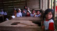 Kisah Bripka Ralon Menjaga Asa Anak Pedalaman Bersekolah