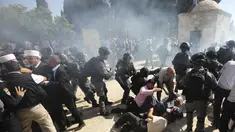 Polisi Israel saat bentrok dengan jemaah muslim Palestina di kompleks masjid al-Aqsa di Yerusalem (11/8/2019). Bentrokan terjadi usai salat Idul Adha Adha. (AP Photo/Illean Mahmoud)
