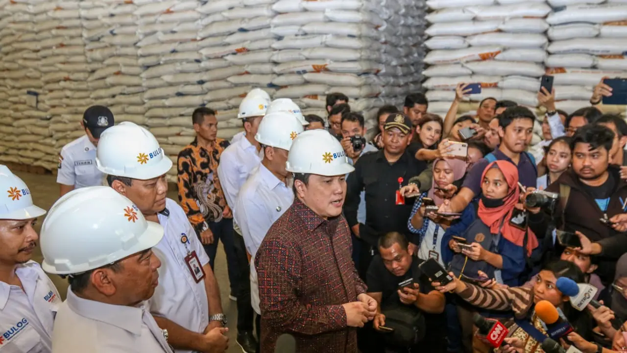 Kunjungi Gudang Bulog, Menteri BUMN Pastikan Stok Beras Aman