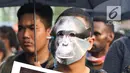 Peserta Aksi Kamisan ke-598 saat berunjuk rasa di depan Istana Merdeka, Jakarta, Kamis (22/8/2019). Aksi Kamisan ke-598 mengangkat permasalahan dan meminta pemerintah menghentikan kasus Rasisme, Kekerasan dan Diskriminasi yang terjadi di Papua. (Liputan6.com/Helmi Fithriansyah)