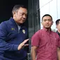 Bupati Pakpak Bharat Sumatera Utara, Remigo Yolanda Berutu (kedua kiri) digiring petugas saat tiba di Gedung KPK, Jakarta, Minggu (18/11). Remigo terkena OTT terkait dugaan penerimaan suap proyek di Dinas PUPR. (Liputan6.com/Helmi Fithriansyah)