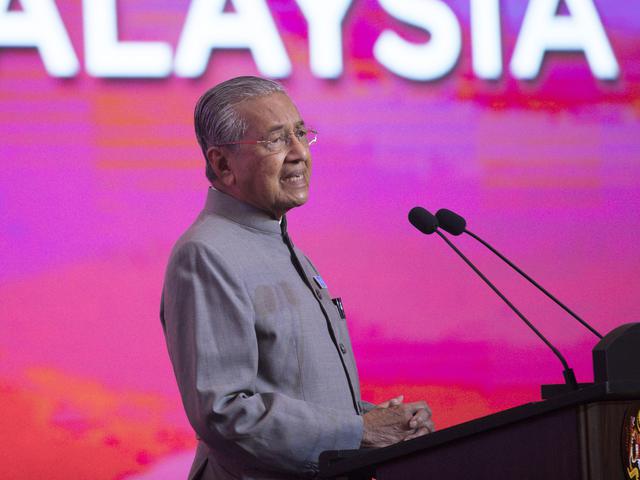 Berseberangan Dengan Pm Malaysia Mahathir Mohamad Dipecat Dari