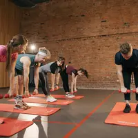 Jefferson Curl sering digunakan dalam latihan mobilitas untuk membantu tubuh bergerak lebih bebas (Sumber: Pexels.com)