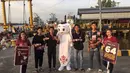 Maskot Piala Dunia 2022, La'eeb berfoto bersama warga saat mengunjungi Dermaga Banjar Raya,  Banjarmasin, Sabtu (29/10/2022). La'eeb sebelumnya sudah menyapa warga Banjarmasin di Pasar Baru, masjid raya Sabilal, dan pasar Anyar. Sabtu (29/10/2022) kemarin. (FOTO: Dok. SCM)