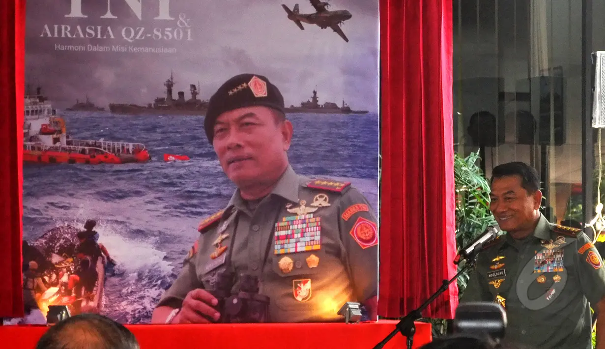 Panglima TNI Jenderal Moeldoko meluncurkan buku ‘TNI dan Air Asia QZ8501’ di Gedung Media Center, Mabes TNI Cilangkap, Jakarta, Selasa (5/5/2015). (Liputan6.com/Yoppy Renato)
