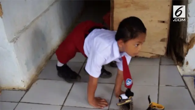 Bocah berusia 8 tahun asal Sukabumi ini menggunakan sandal pada tangannya agar tak terluka ketika merangkak sejauh 3 kilometer ke sekolah.