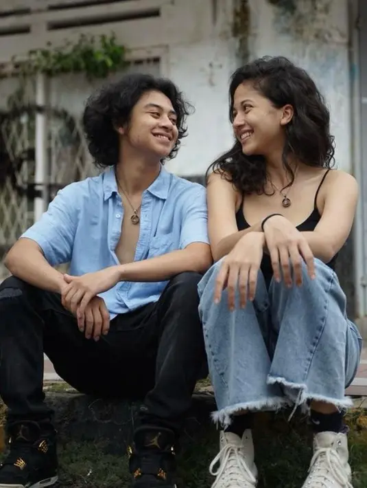 Paling mudah koordinasi warna outfit bareng pasangan. Seperti looks dari couple Sitha Marino dan Bastian Steel ini. [@sithamarino]