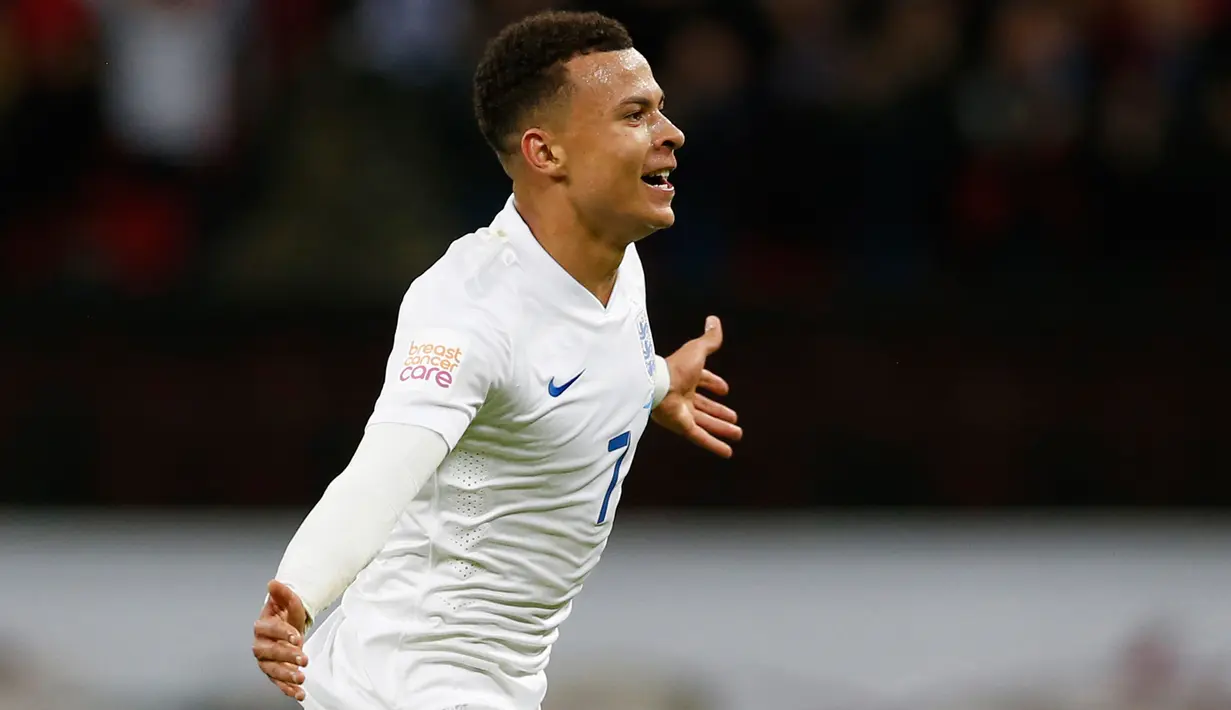 Gelandang Inggris, Dele Alli melakukan selebrasi usai mencetak gol kegawang Prancis pada laga persahabatan di Stadion Wembley, London, (18/11). Inggris menang atas Prancis dengan skor 2-0. (Reuters/John Sibley)