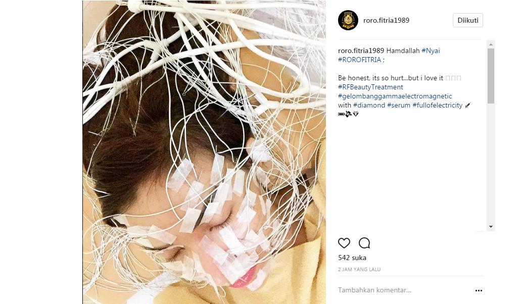 Roro Fitria lakukan perawatan wajah dengan diamond (Foto: Instagram)
