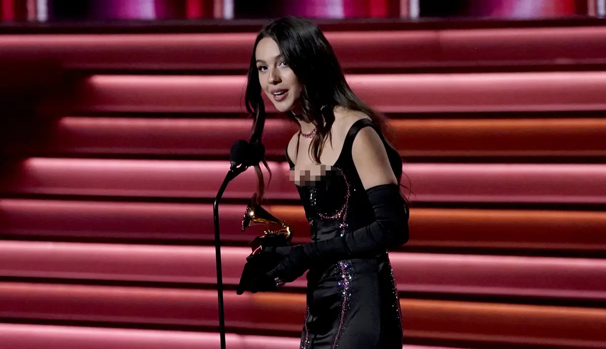 Olivia Rodrigo menerima penghargaan Best Pop Vocal Album untuk "Sour" pada ajang Grammy Awards 2022 di MGM Grand Garden Arena, Las Vegas, Amerika Serikat, 3 April 2022. (AP Photo/Chris Pizzello)