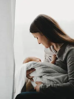 Ilustrasi ibu menggendong bayi/copyright freepik.com/freepic-diller