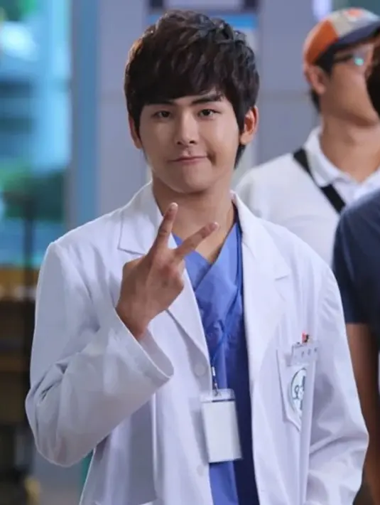 Mantan personel Infinite, Hoya mendapatkan peran dokter saat bermain dalam drama berjudul Answer Me 1997. Jika dokternya setampan ini, mungkin kita bakal betah lama-lama di rumah sakit. (Foto: koreaboo.com)