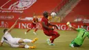 Striker Belgia, Romelu Lukaku, berusaha mencetak gol ke gawang Yunani pada laga uji coba di Stadion King Baudouin, Jumat (4/6/2021). Kedua tim bermain imbang 1-1. (AP/Francisco Seco)